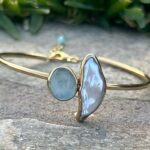 Βραχιόλι χειροπέδα με καστόνια άκουα χαλαζία και μαργαριτάρι