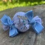 Ασημένια Παραμάνα Φυλαχτό για Νεογέννητα με Τυρκουάζ, Ματάκι, Πέταλο και Υφασμάτινη Καραμέλα – Ιδανικό για Αγοράκι