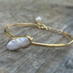 Βραχιόλι βέργα με επιχρυσωμένο ασήμι 925 κ ακατέργαστο μαργαριτάρι σε καστόνι