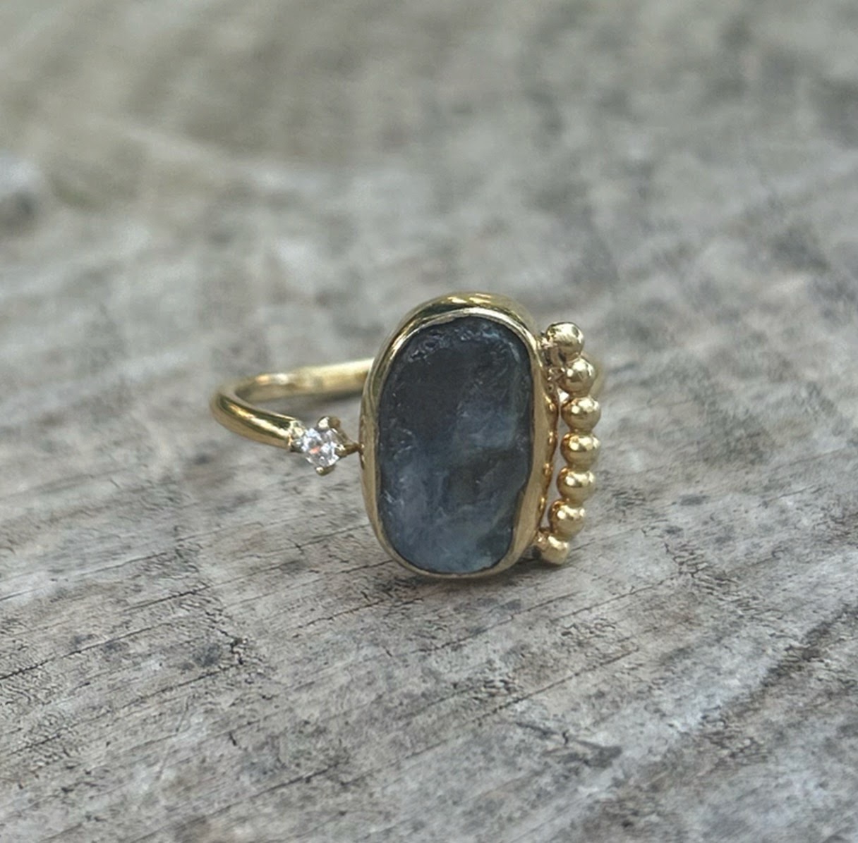 εικόνα_Viber_2025-10-04_14-51-14-409 Δαχτυλίδι με ακατέργαστο λαβραδορίτη και ζιργκόν από επιχρυσωμένο ασήμι 925 (ανοιγόμενο) - Image 1