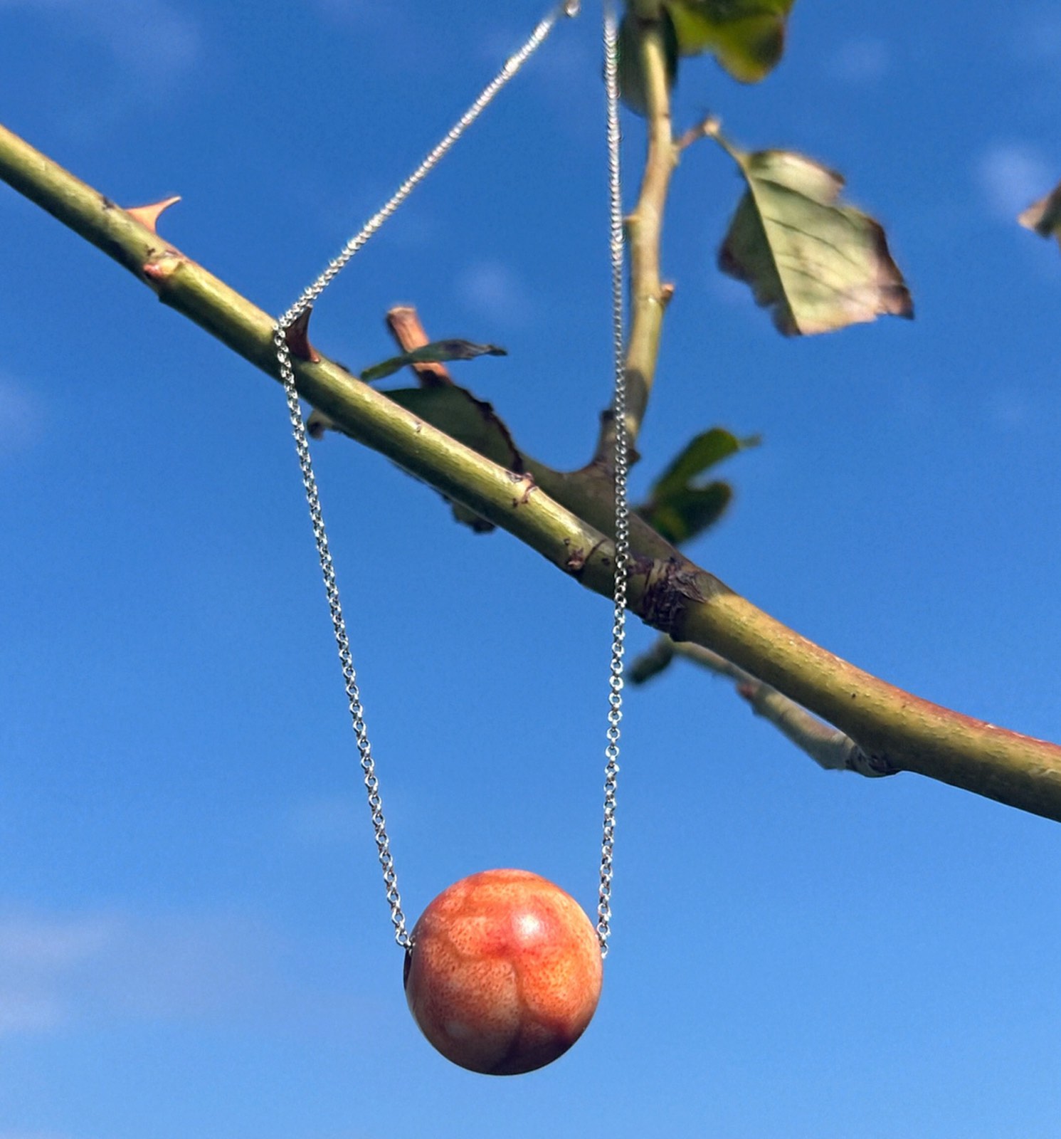 0-02-05-7a1e333168f9238dd48370db82397ae462bec80803d9a6a5258647641fec7127_28a656dd0a239a4e Μενταγιόν με μηλοκόραλλο και ασημένια αλυσίδα - Image 1